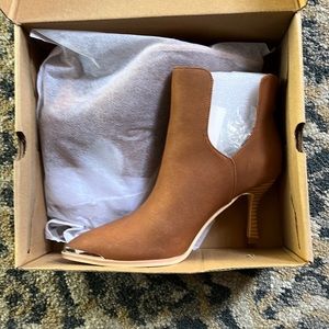 New Women’s sz 7 heeled boots